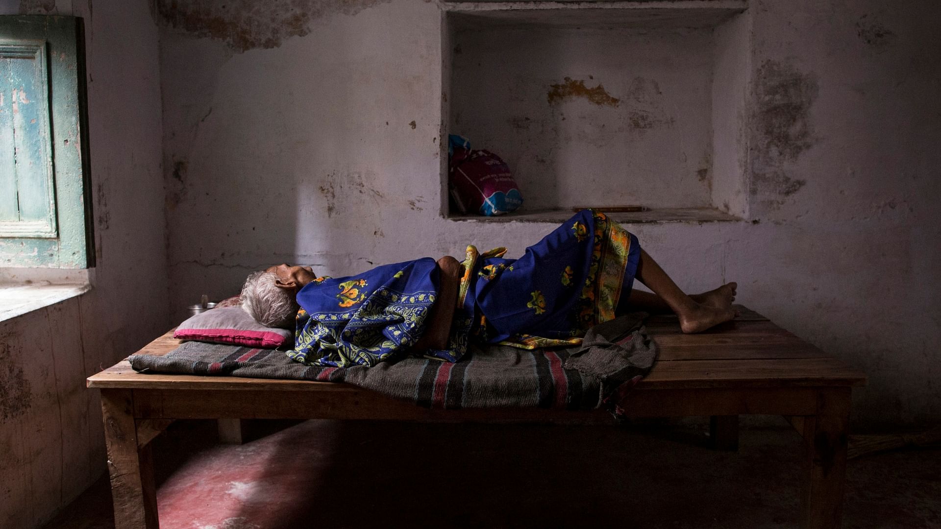 An old woman awaits death in Mukti Bhavan. (Photo:  Reuters)