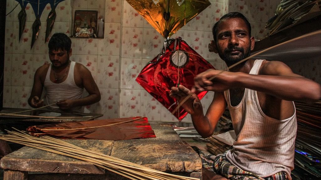 Sonu has been working as a kite maker for the past 16 years. During the kite flying season he works for more than 12 hours straight everyday. (Photo: Erum Gour/<b>The Quint</b>)
