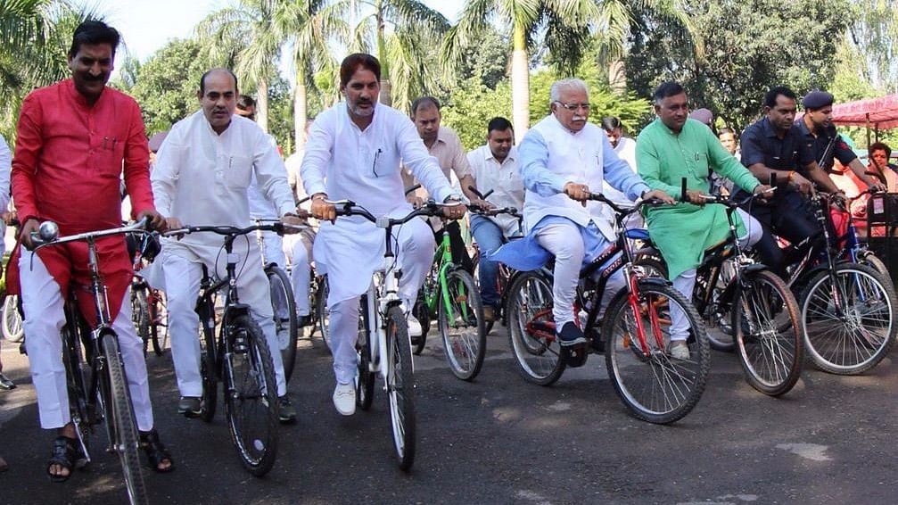 

CM Khattar along with other ministers commuting by bicycle to attend the ongoing Monsoon Session of Haryana Vidhan Sabha (Photo: Twitter/<a href="https://twitter.com/cmohry">‏@<b>cmohry</b></a>) 