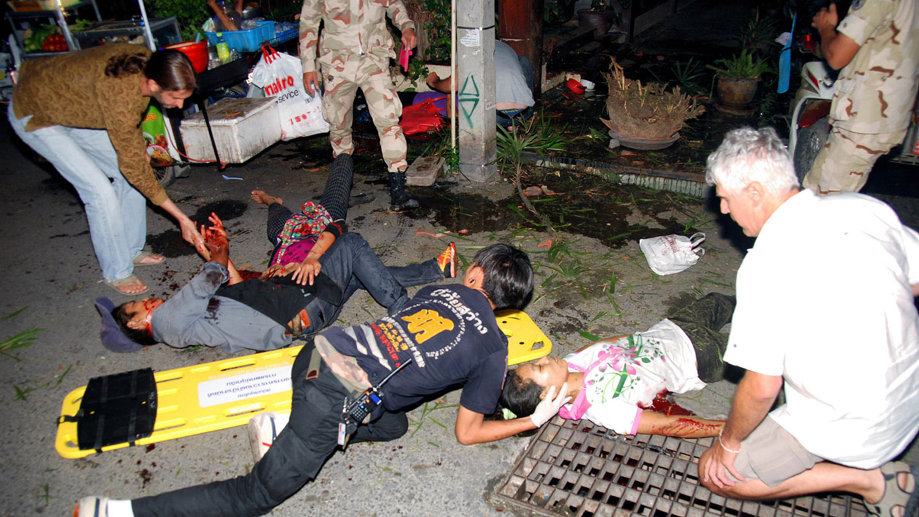 In this Thursday, 11 Aug, 2016, photo, the injured are helped after a bomb blast in the southern resort city of Hua Hin, 240 kilometers south of Bangkok. (Photo: AP)