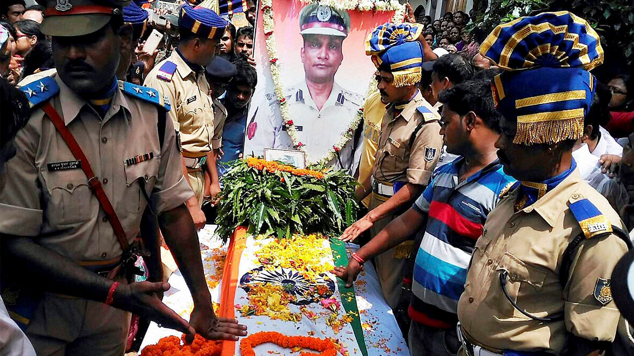 Central Reserve Police Force (CRPF) personnel in Jamtara (Jharkhand) paying tribute on Tuesday to Commandant Pramod Kumar, who was killed in a gun battle with terrorists in Nawhatta (Srinagar) in J&amp;K on Monday. (Photo: PTI)
