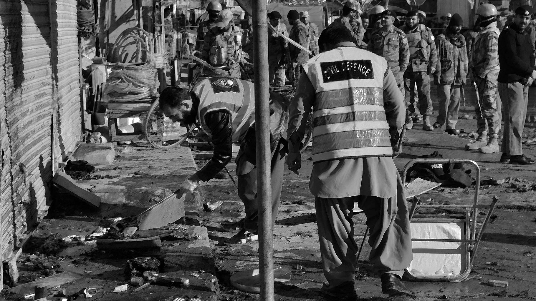 Policemen examine a blast site in southwest Pakistan’s Quetta on 13 January 2016. (Photo: IANS/altered by <b>The Quint</b>)
