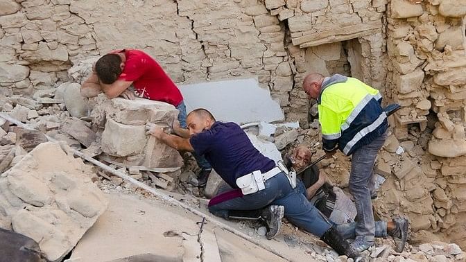 Rescue workers helping people in Italy after the earthquake (Photo: AP)