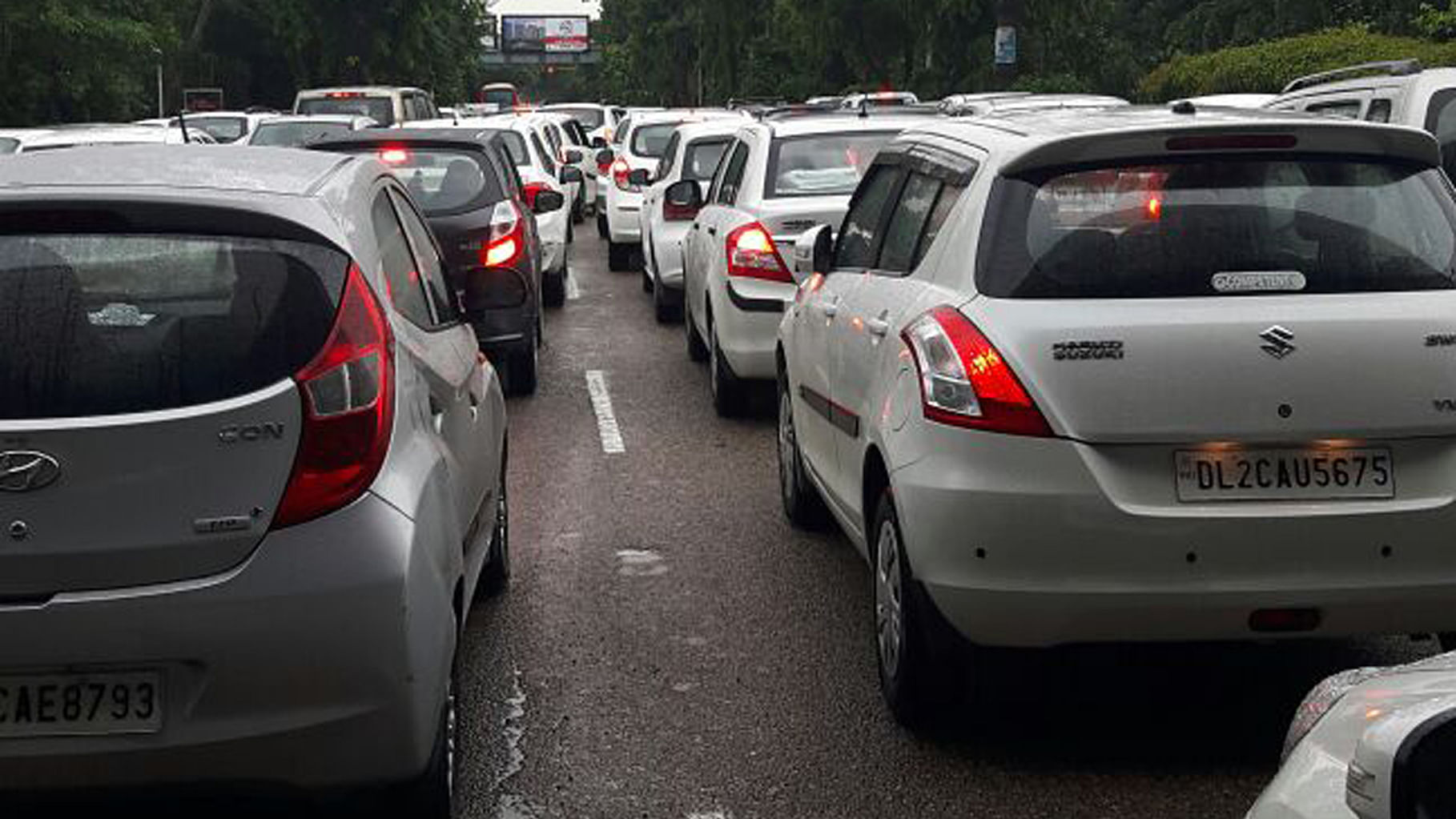 Queues of cars in a traffic jam in Delhi. (Photo: <b>The Quint</b>)