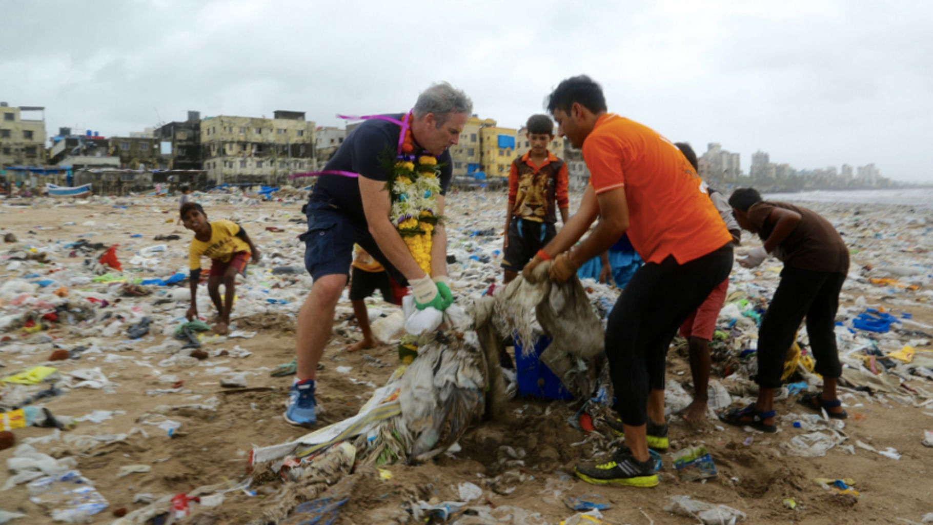 The United Nations’ Patron of the Oceans, Lewis Pugh flew down to Mumbai to participate in the biggest beach clean up in history at Versova, Mumbai on Saturday, 6 August 2016. (Photo courtesy: Twitter/<a href="https://twitter.com/search?f=images&amp;vertical=default&amp;q=versova&amp;src=typd">Lewis Pugh</a>) 