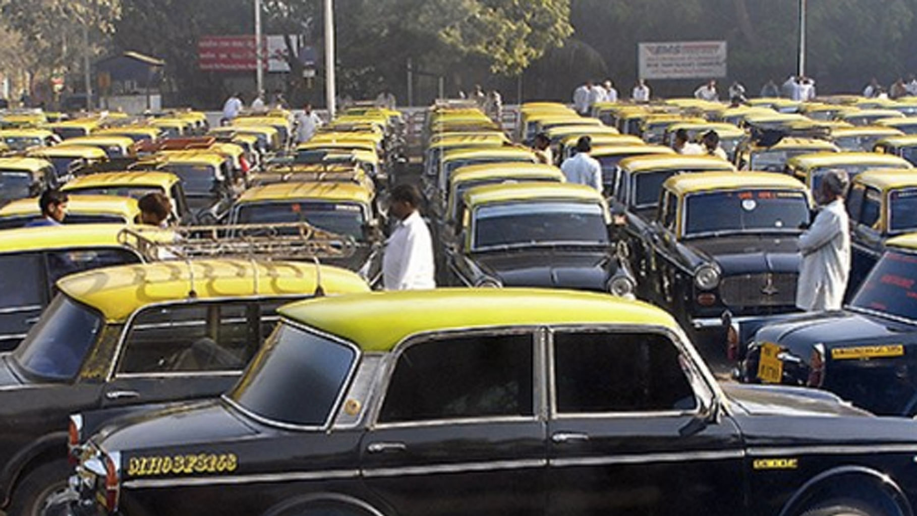 Several thousand autos, taxis, and buses are threatening to strike in the last three days of August across Mumbai, Navi Mumbai, and Thane. (Photo courtesy: Twitter/<a href="https://twitter.com/JagranPost/status/757840461918720004">Jagran Post</a>)&nbsp;