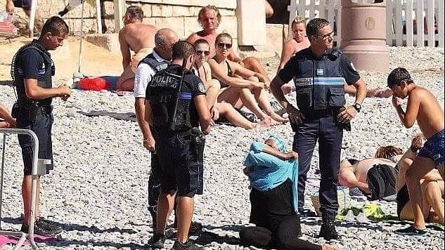 French policemen forced a woman to take off her clothes (Photo: Twitter/<a href="https://twitter.com/SultanAlQassemi">@SultanAlQassemi</a>)