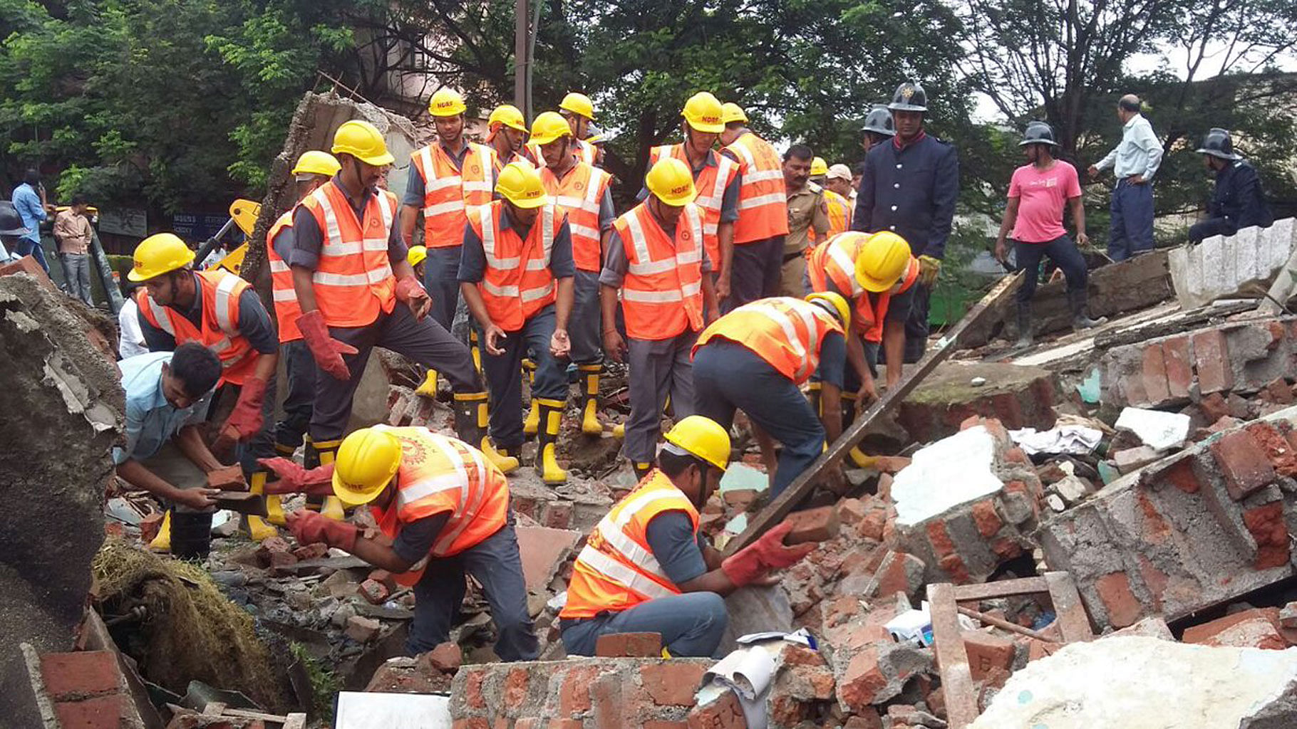 NDRF personnel during rescue operation at the building collapse site in Bhiwandi, Maharashtra on Monday, 8 August 2016. (Photo Courtesy: Twitter/<a href="https://twitter.com/NDRFHQ/status/762490781949046784">@NDRFHQ</a>)