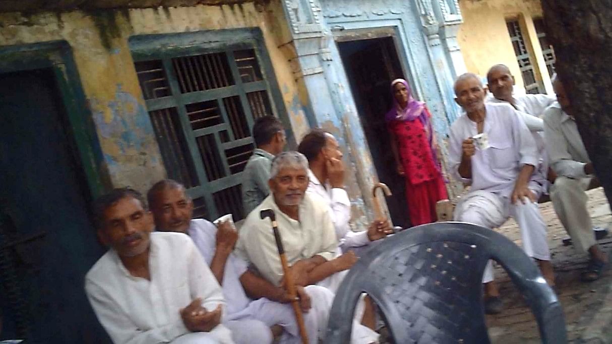 Chaupal in Bisada Village. An FIR was lodged against MD Akhlaq’s and his family for cow slaughter, almost 10 moths after his murder. (Spycam Photo: <b>The Quint</b>)