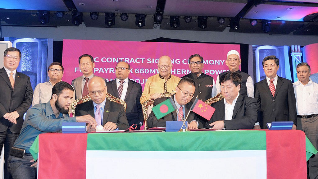 

Officials of BCPCL, NEPC and CECC signed a $1.56 billion contract for 1,320MW coal-fired power plant in Payra. (Photo Courtesy: Chinese Embassy, Dhaka)