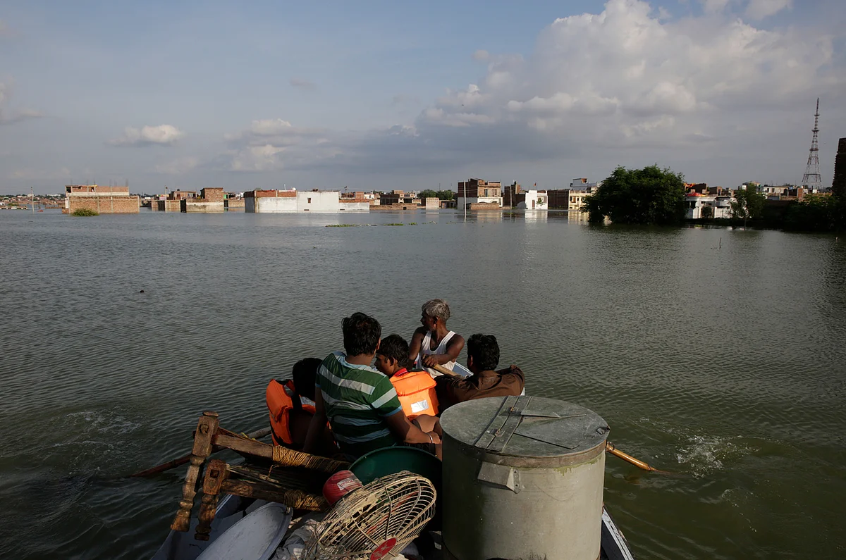 Rescuers shift residents to safer places following floods in the River Ganges in Allahabad. (Photo: AP)