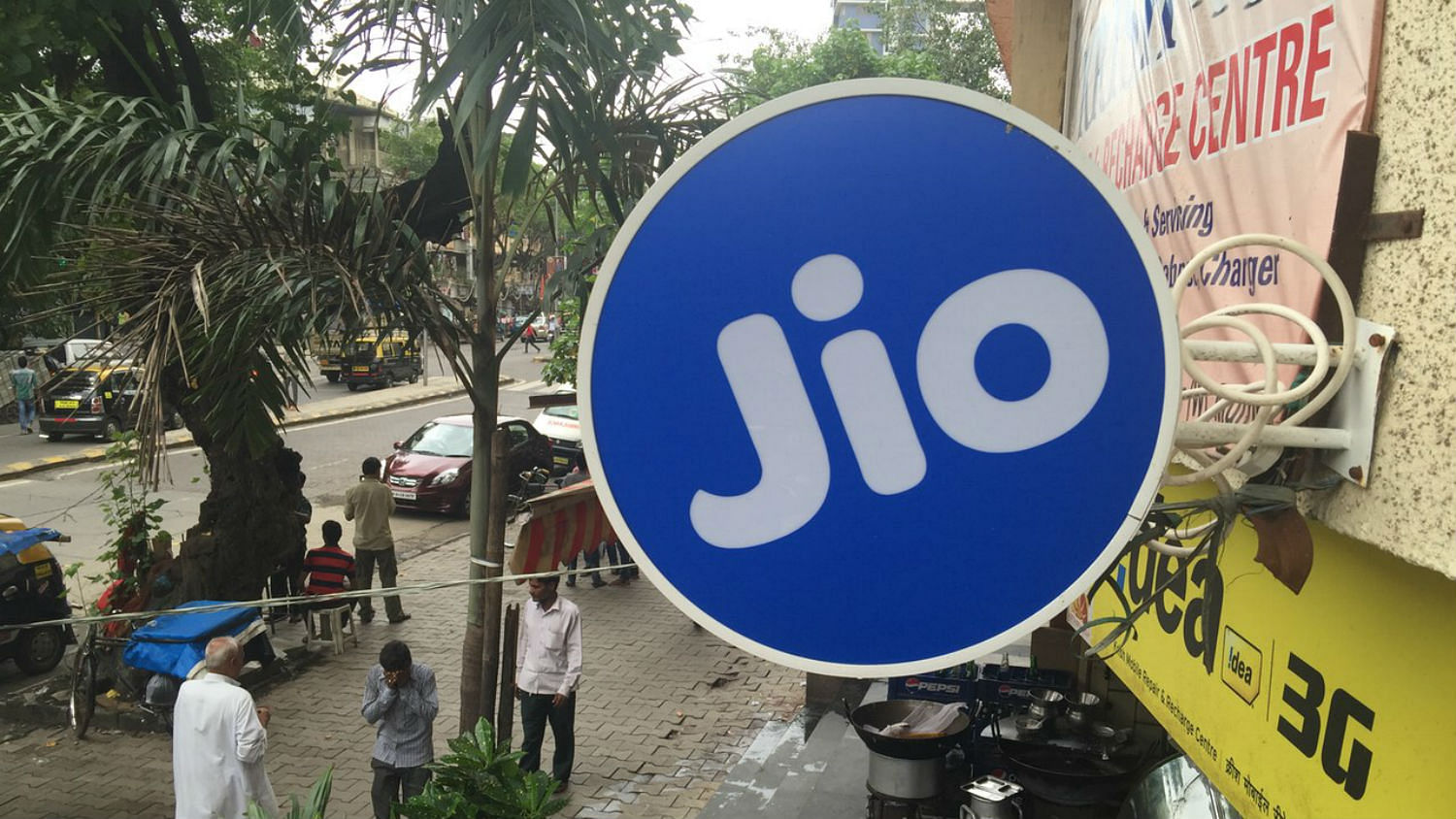 Reliance Jio flouting telecom norms? (Photo: <b>BloombergQuint</b>)
