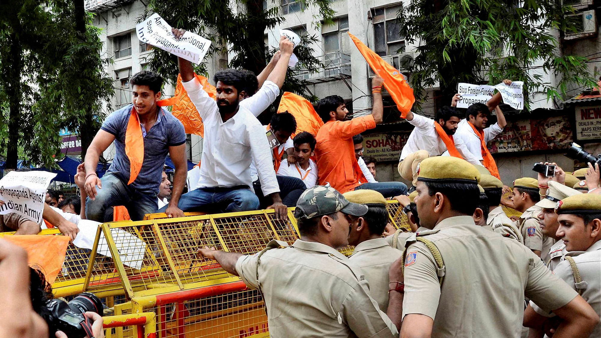 The police stop ABVP activists at a protest against Amnesty International. (Photo: <i>PTI</i>)
