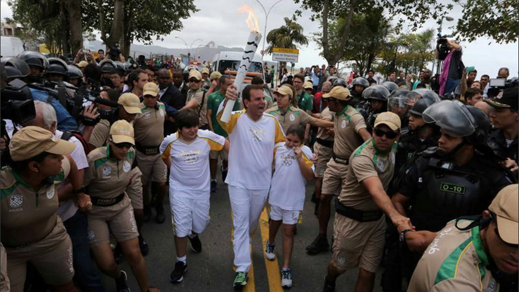 Police used stun grenades and tear gas to clear protesters in the path of the Olympic torch in a poor suburb of Rio de Janeiro. (Photo: <a href="https://twitter.com/Reuters/status/760966513557901312">Twitter/Reuters</a>)