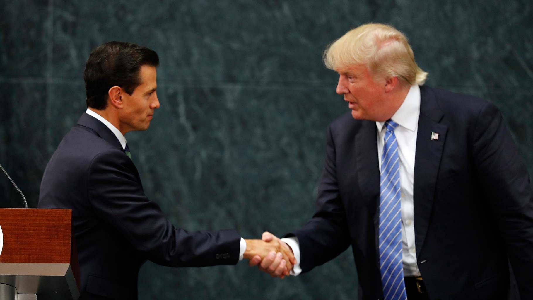 Mexico President Enrique Pena Nieto and Republican presidential nominee Donald Trump shake hands after a joint statement at Los Pinos. (Photo: AP)