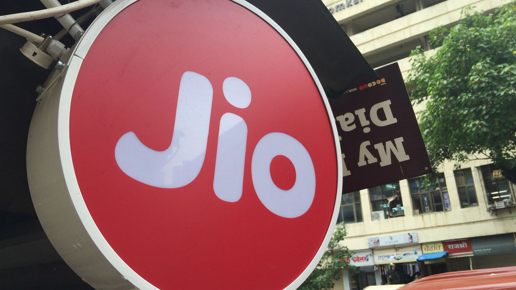 Reliance Jio board hanging on the store. (Photo: <b>BloombergQuint</b>)