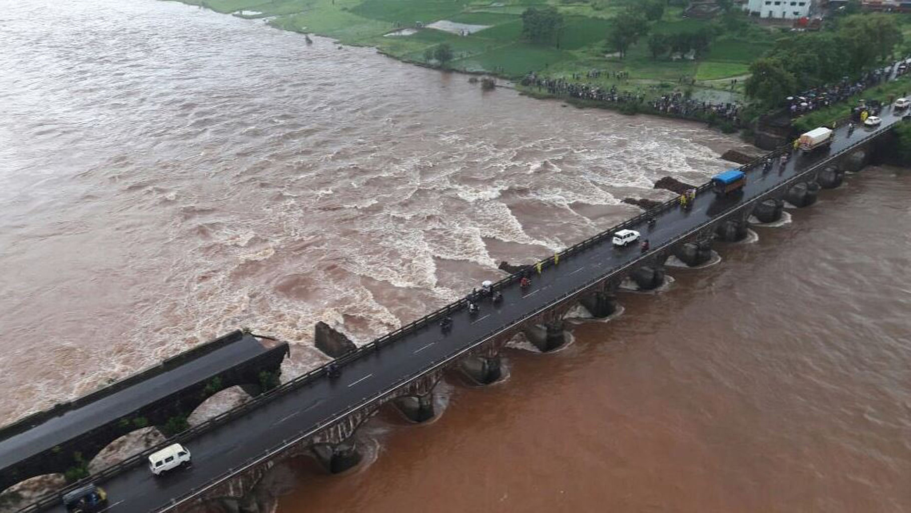 The view of the collapsed bridge at Mahad from an Indian Navy Sea King helicopter in rescue/relief operations. (Photo Courtesy: Twitter/<a href="https://twitter.com/ShivAroor">@<b>ShivAroor</b></a><a href="https://twitter.com/ShivAroor"> </a>)