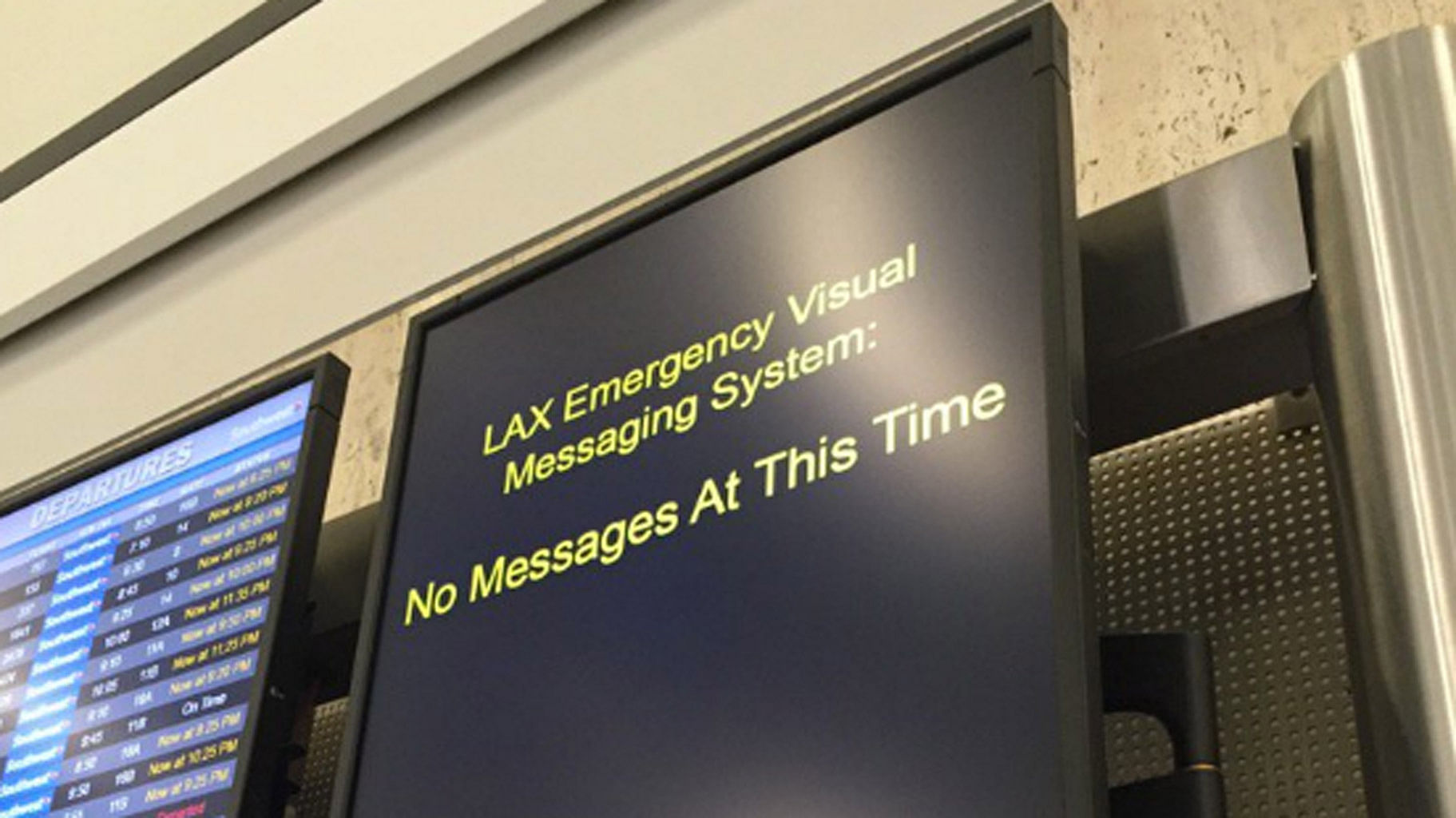 An emergency message being displayed in LA airport. (Photo Courtesy: Twitter/<a href="https://twitter.com/ProducerAli">@ProducerAli</a>)