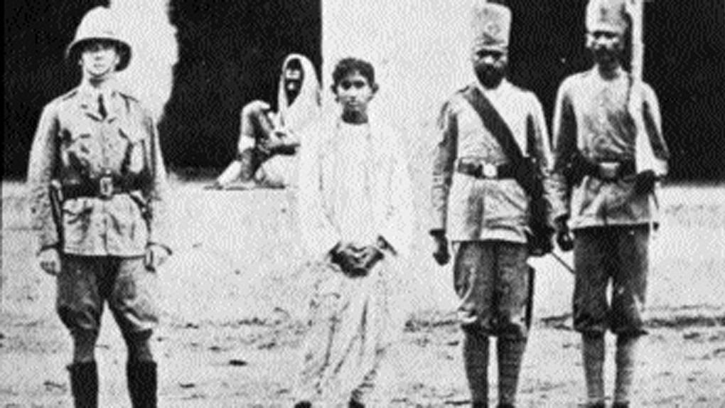 Khudiram Bose was hanged to death by the British government on 11 August 1908. (Photo Courtesy:<a href="https://en.wikipedia.org/wiki/Khudiram_Bose#/media/File:Bengali_revolutionary_Khudiram_Bose_under_guard..jpg"> Wikipedia)</a>