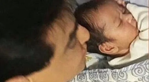 Jeetendra kissing baby Laksshya. (Photo courtesy: <a href="https://twitter.com/search?f=images&vertical=default&q=tusshar%20kapoor%20baby&src=typd">Twitter/ @nitzrulzx412</a>)