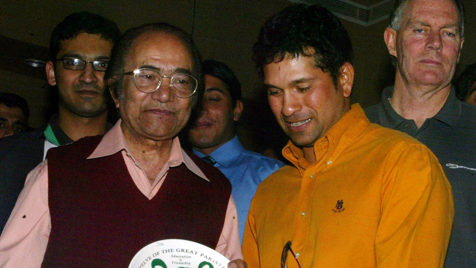 India’s cricket player Sachin Tendulkar (2nd R) presents a plate carrying portraits of Pakistan’s twelve great cricketers to former Pakistani cricketer Hanif Mohammad in 2006. (Photo: Reuters)