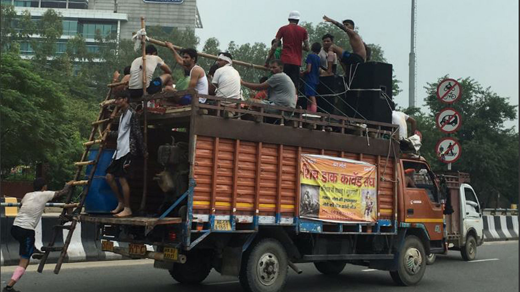 Kawariyas take to the streets on trucks, playing loud music and creating chaos. (Photo Courtesy: Twitter/<a href="https://twitter.com/guneet_musings">@guneet_musings</a>)