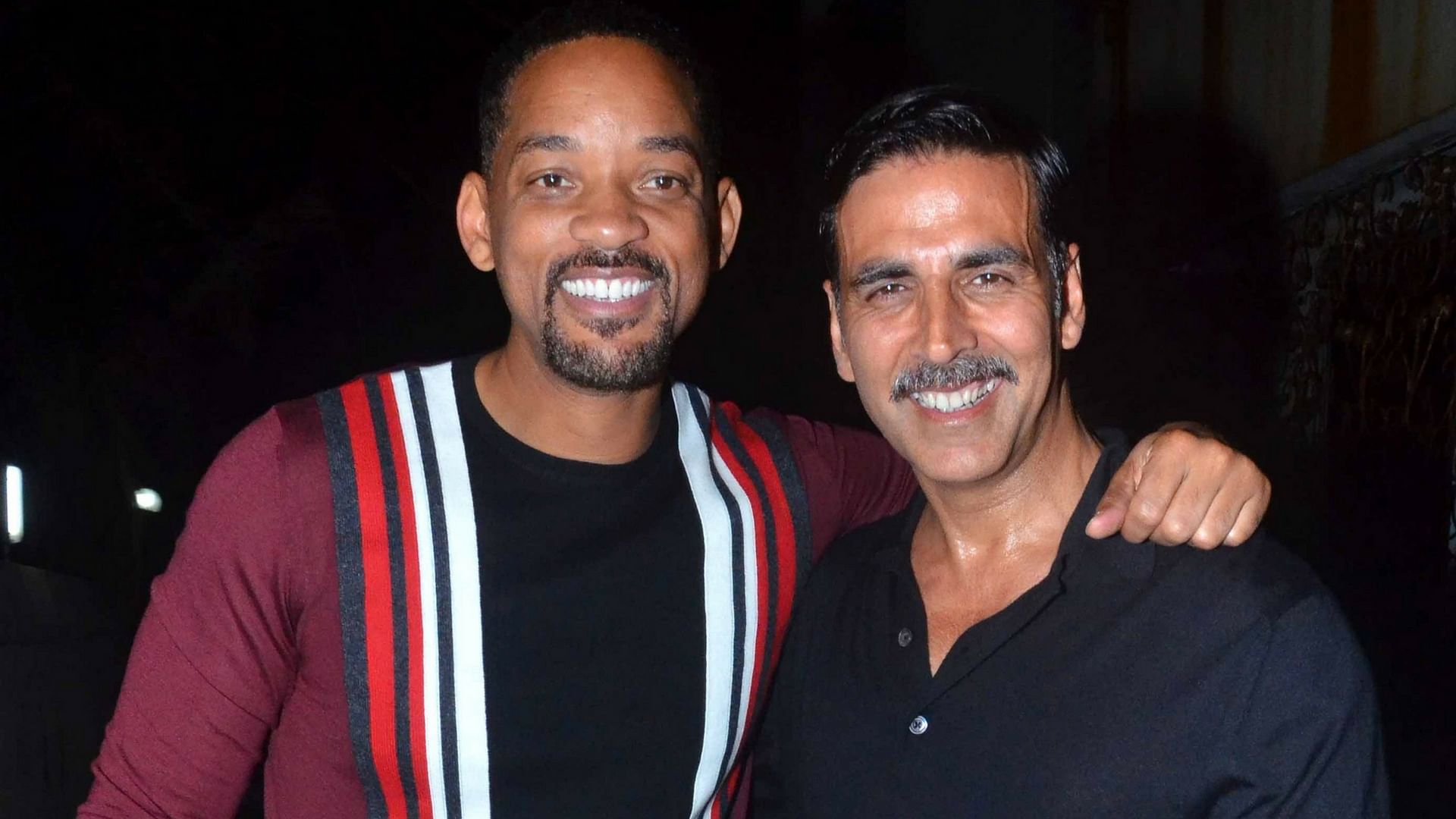 Will Smith and Akshay Kumar pose for the shutterbugs. (Photo: Yogen Shah)