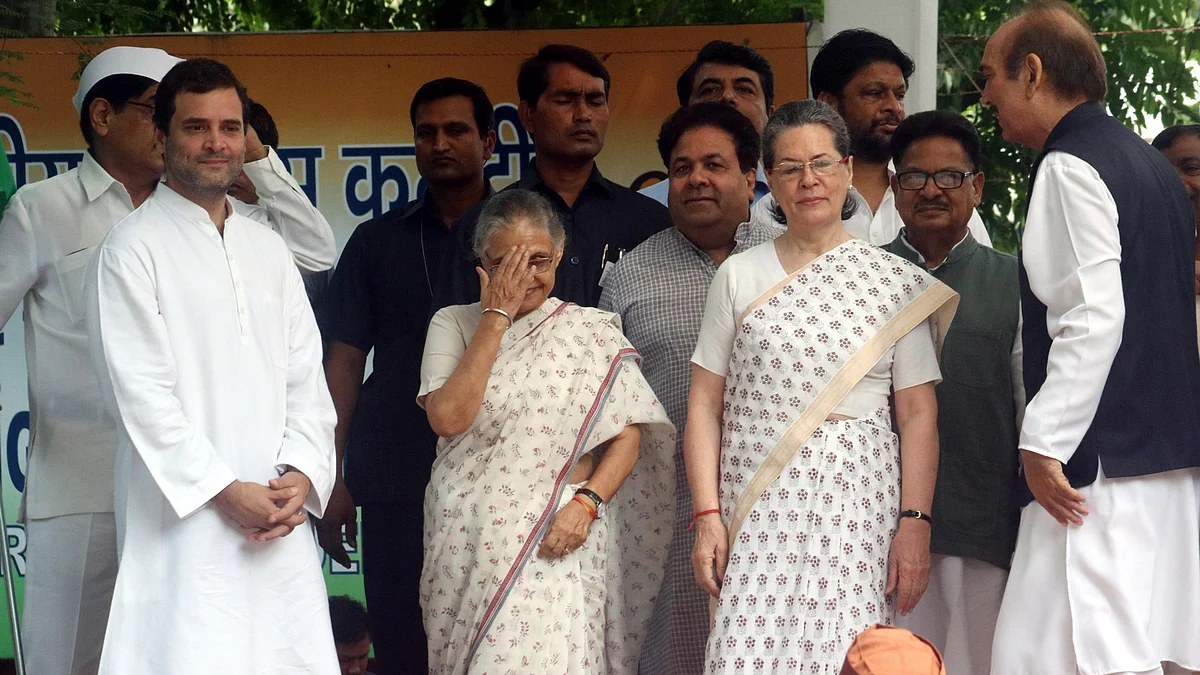 Congress President Sonia Gandhi, Vice-President Rahul Gandhi, former Delhi CM Sheila Dikshit, the party’s general secretary in-charge of UP, Ghulam Nabi Azad (extreme left), about to flag off a three-day bus yatra to Uttar Pradesh, in New Delhi, 23 July, 2016. (Photo: IANS)