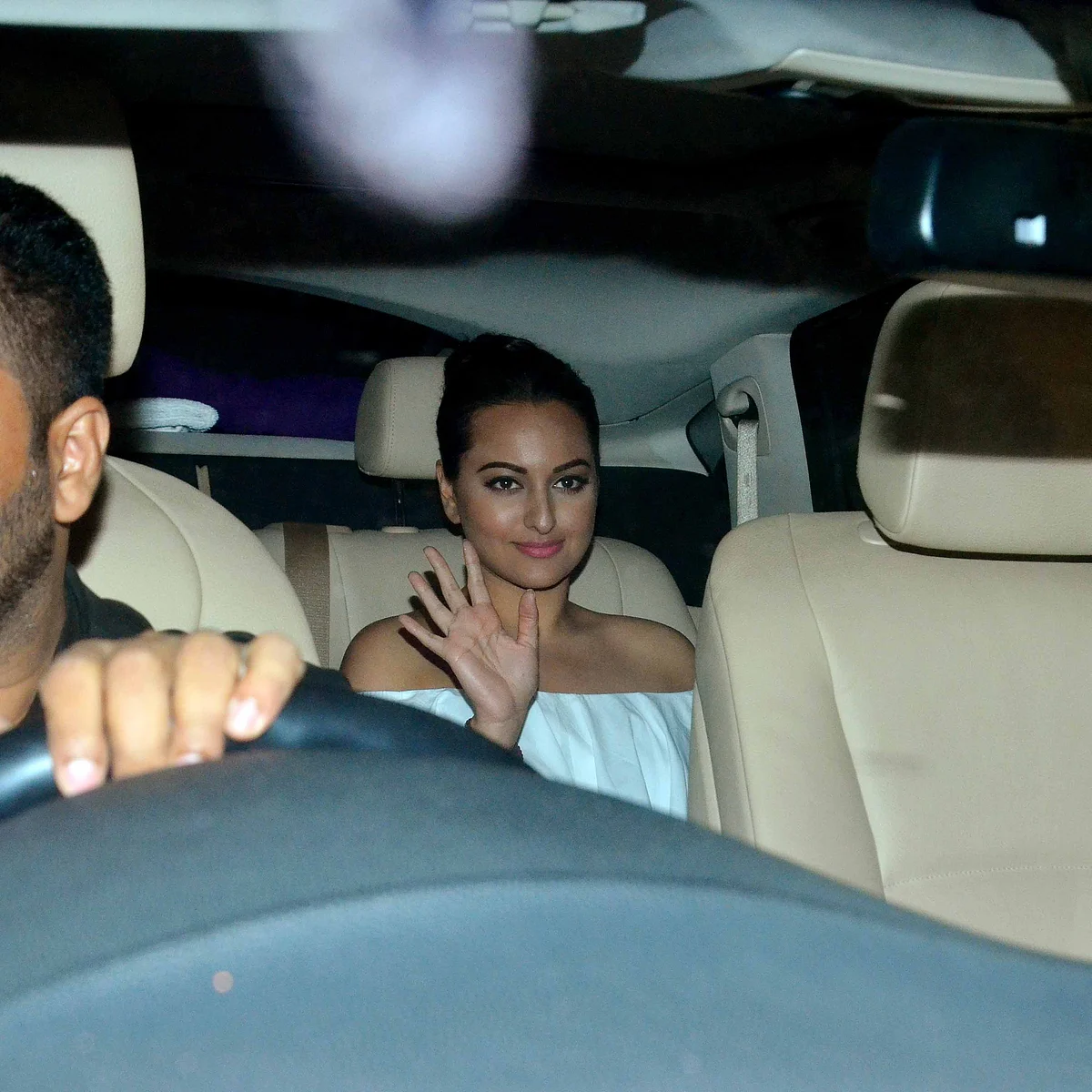 Sonakshi Sinha waves to the camera. (Photo: Yogen Shah)