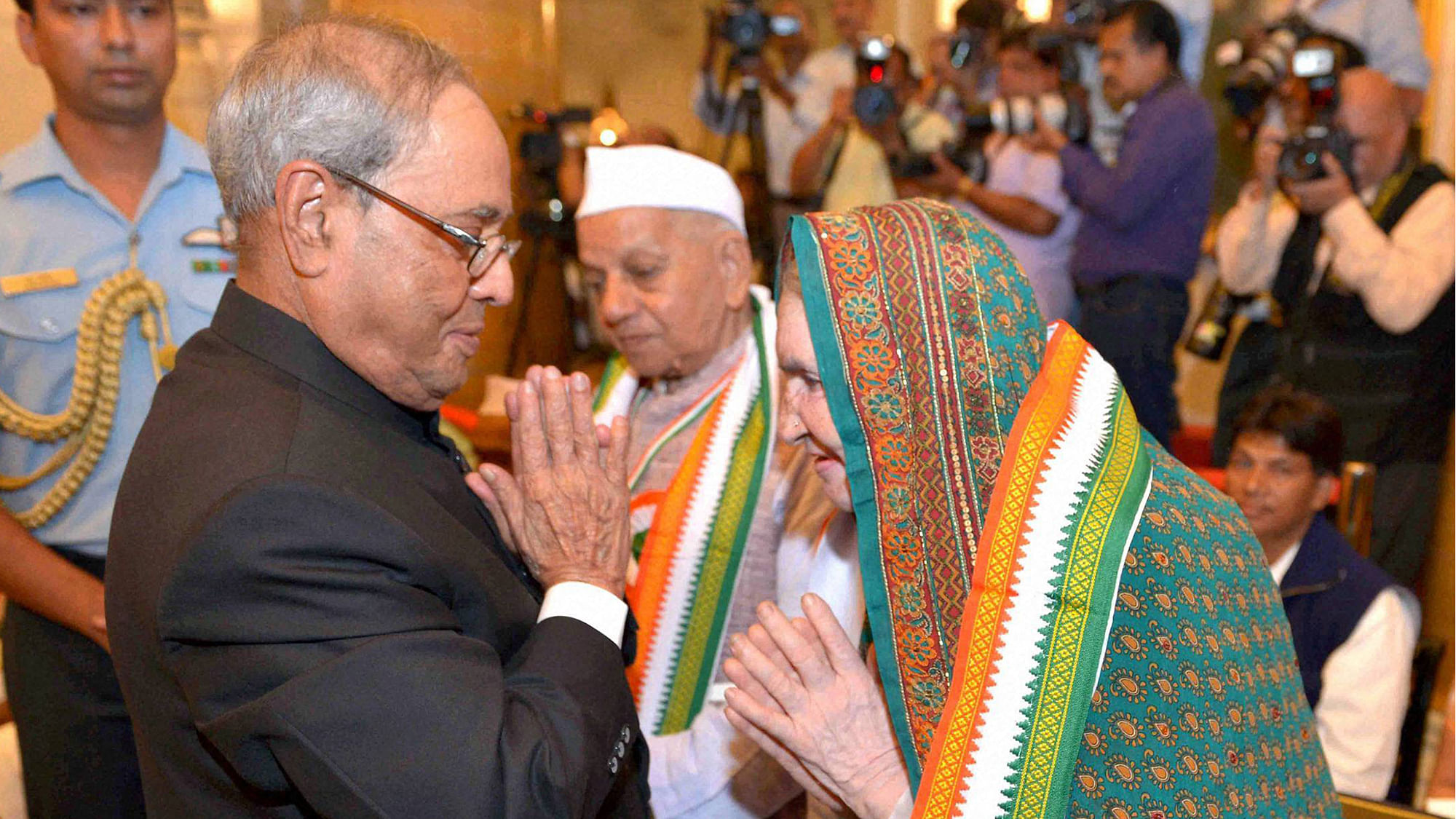 President Pranab Mukherjee meets freedom fighters at a reception on the occasion of the 74th anniversary of the Quit India Movement at Rashtrapati Bhavan in New Delhi on Tuesday. (Photo: PTI)