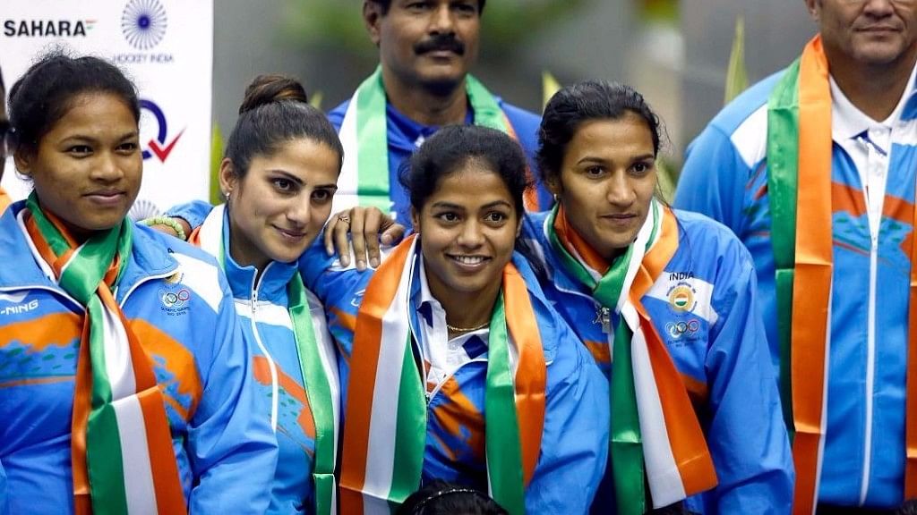 Indian Women’s Hockey team after they arrived home from the Rio Olympics. (Photo: Twitter/<a href="https://twitter.com/TheHockeyIndia/media">Hockey India</a>) 