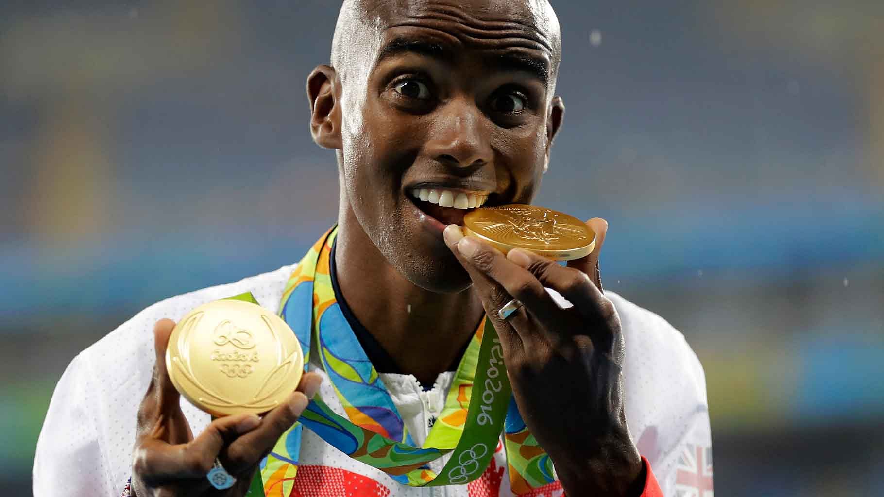  Britain’s Mo Farah celebrates winning the gold medal, men’s 5000-meter medals ceremony, during the athletics competitions of the 2016 Summer Olympics at the Olympic stadium in Rio de Janeiro, Brazil. (Photo: AP)
