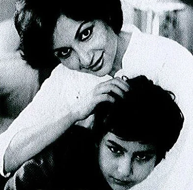A young Saif with mother Sharmila Tagore. (Photo courtesy: <a href="https://twitter.com/search?f=images&vertical=default&q=saif%20sharmila&src=typd">Twitter/ @Mohaniya88</a>)