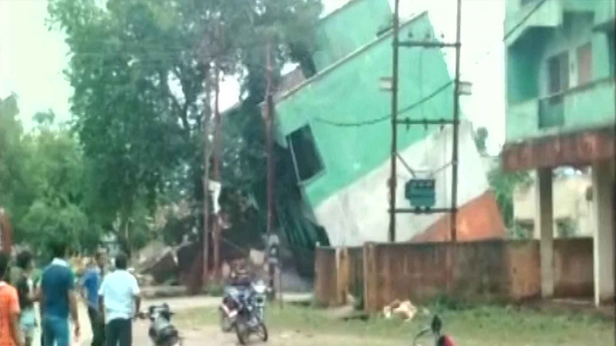 A building collapsed in Maihar, Madhya Pradesh due to heavy rainfall leaving at least seven killed. (Photo Courtesy: ANI Screegrab)