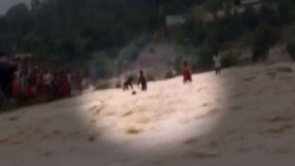 Local youth came to the pilgrim’s rescue and saved her from drowning. &nbsp;(Photo: ANI screengrab)