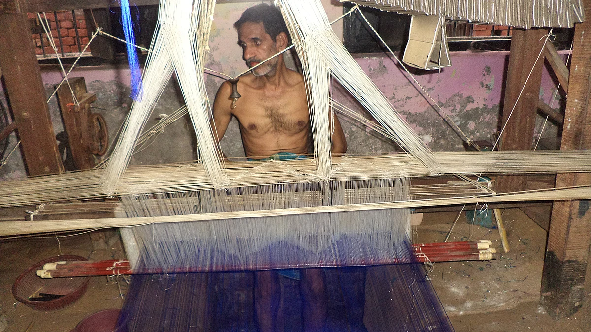 A handloom weaver in Varanasi, UP. Representation Image. (Photo: <b>The Quint</b>)