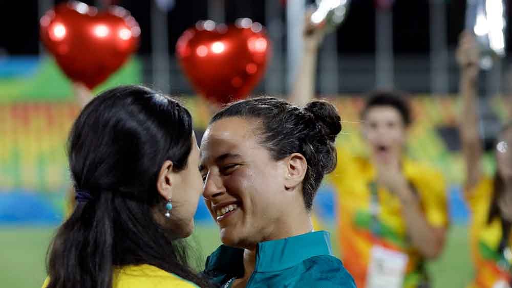 

An emotional Marjorie Enya proposed to her girlfriend, Brazil rugby player Isadora Cerullo, on the pitch!