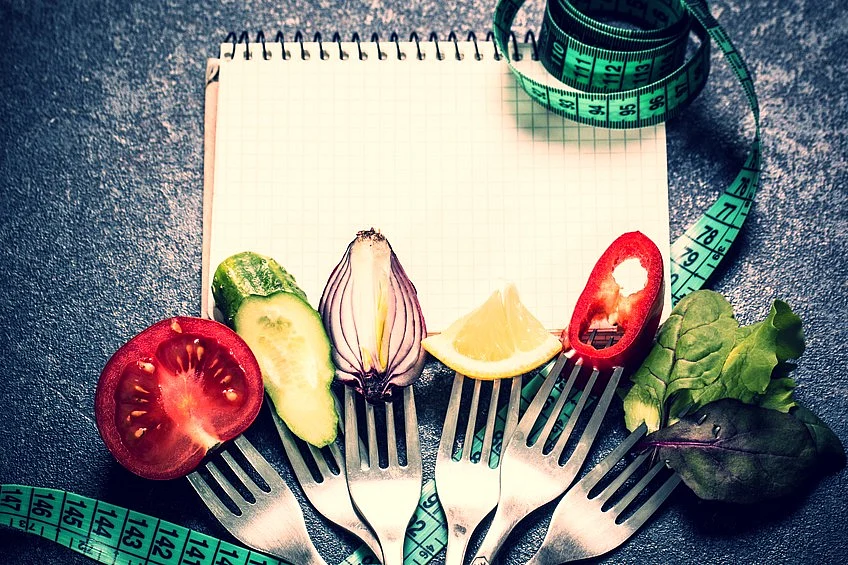 If you’re dieting and working out religiously, and the weighing scales still don’t dip, then scroll below to read how you can do away with water retention. (Photo: iStock)