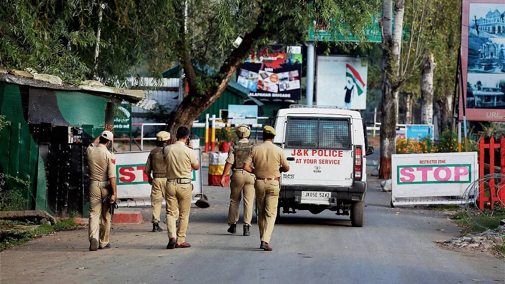 Special Operation Group of Jammu and Kashmir Police personnel move inside the Army Brigade camp during a terror attack in Uri, Jammu and Kashmir on Sunday. (Photo: PTI) 