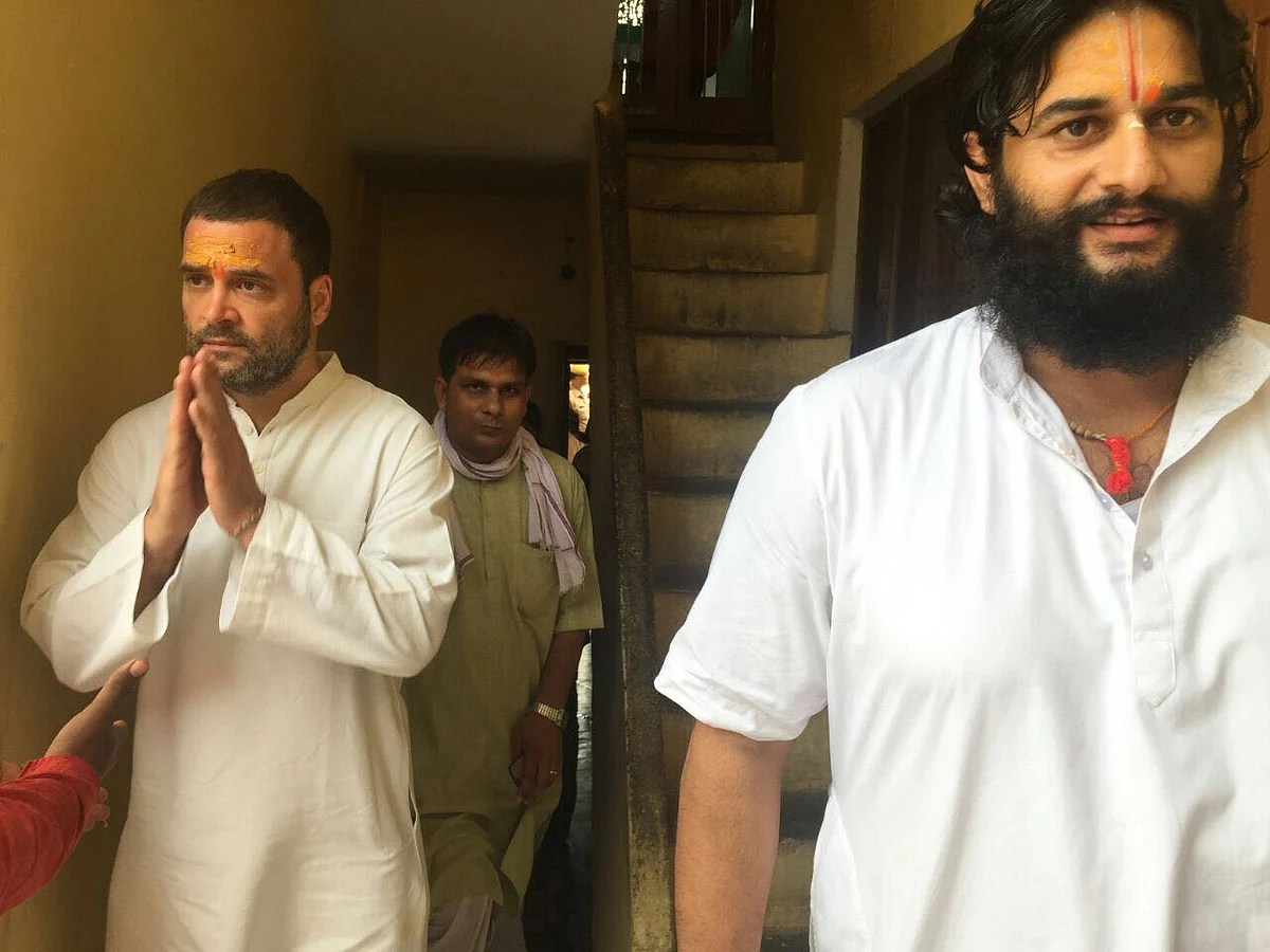 Rahul Gandhi on his way to meet Mahant Gyandas. (Photo: Neeraj Gupta/ The Quint)