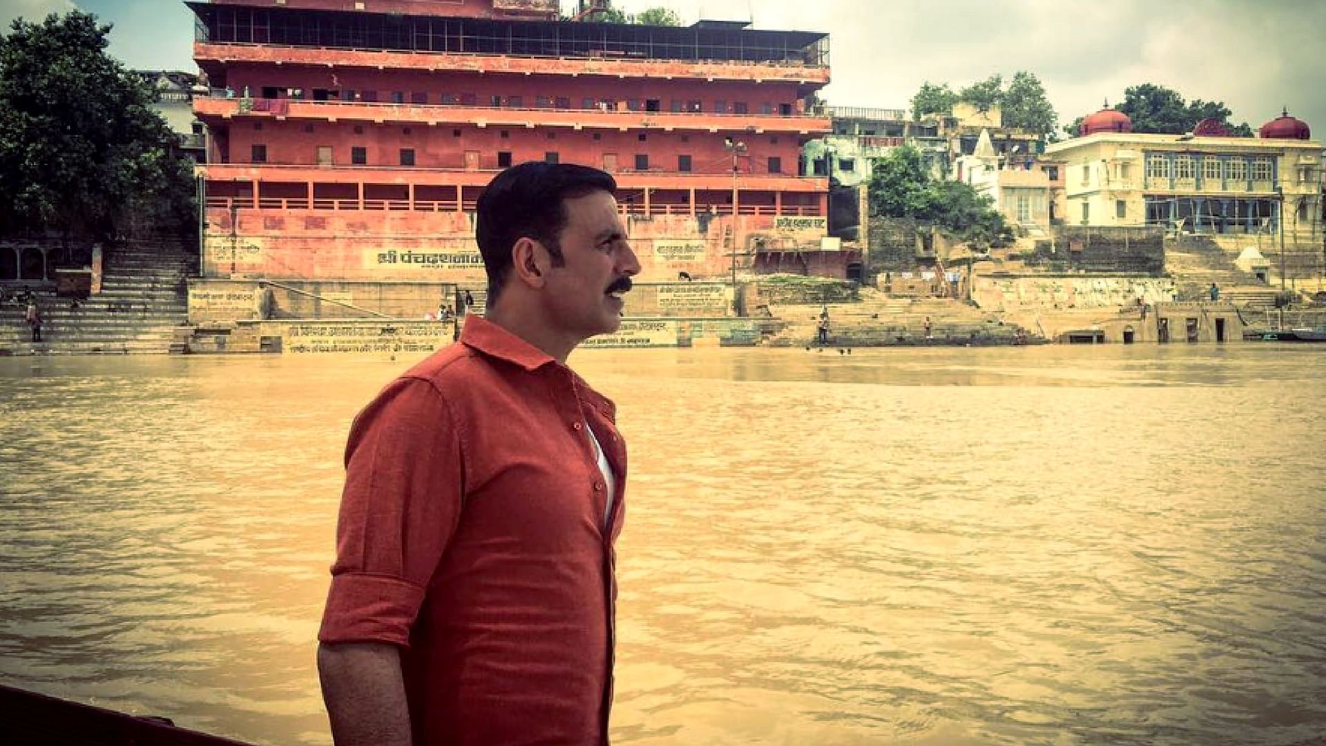 Akshay Kumar feels holy on the banks of the Ganga in Varanasi. (Photo courtesy: Twitter/@AkshayKumar)