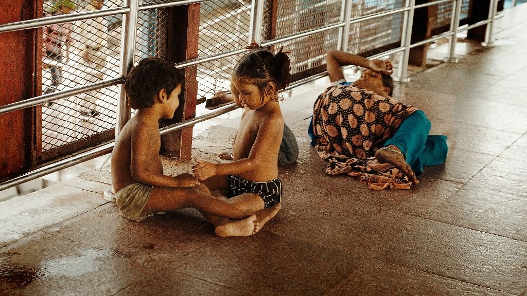 There is poor woman with five children. Наказали мальчика Индия. Индийский мальчик девушка.