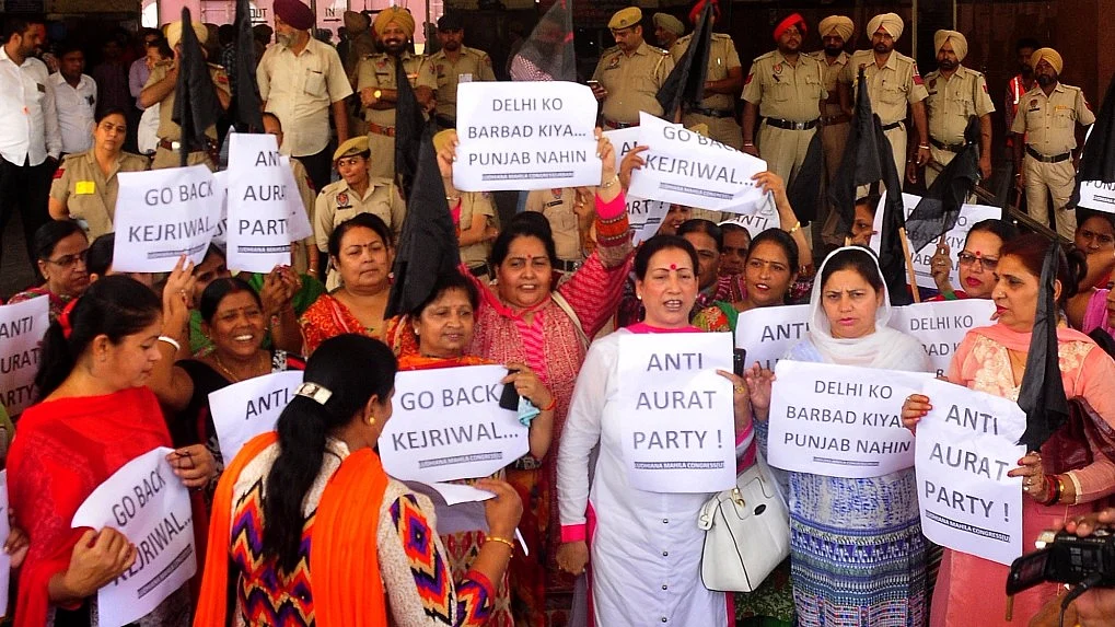 Congress workers stage a demonstration against the Aam Aadmi Party as Arvind Kejriwal arrives in Ludhiana on 8 September 2016. (Photo: IANS)