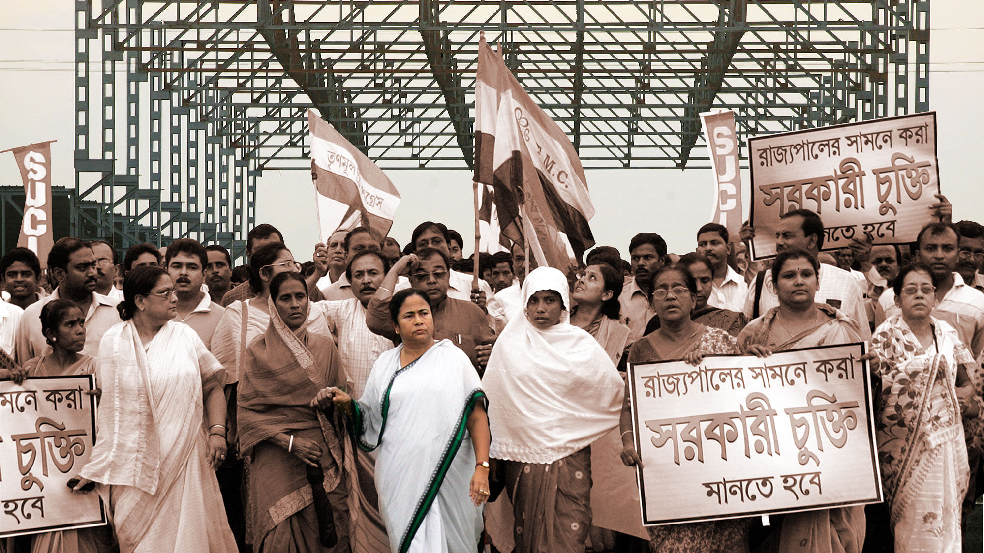 Mamata Banerjee  marches with party activists during a protest rally in front of Tata Motors’ small car project in Singur, 26 September 2008.(Photo: Reuters/ Altered by <b>The Quint</b>)