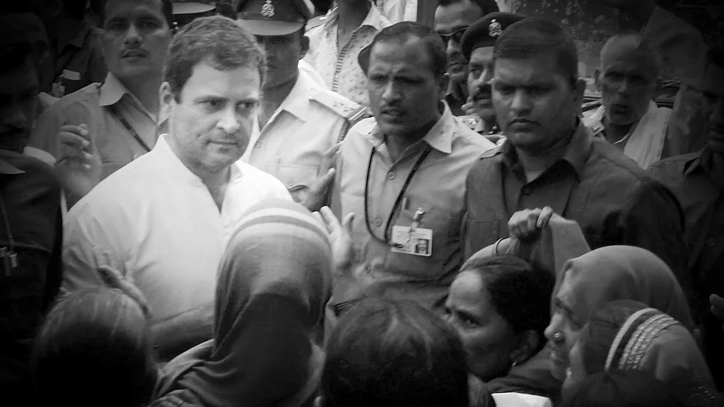 Anganwadi workers raised slogans as they stopped Rahul Gandhi’s convoy in Gaurigunj, Uttar Pradesh on 2 September. (Photo Courtesy: ANI Screegrab/ Altered by <b>The Quint</b>)