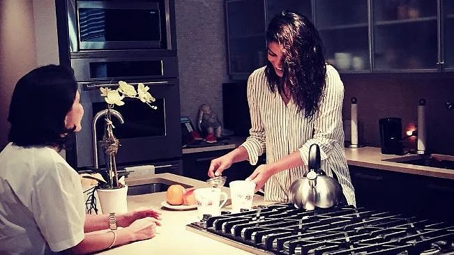 Priyanka Chopra and Anupama Chopra at the actor’s home in New York. (Photo: <a href="https://www.instagram.com/p/BKQrGHaBx3Q/?taken-by=anupama.chopra">Instagram/AnupamaChopra</a>)