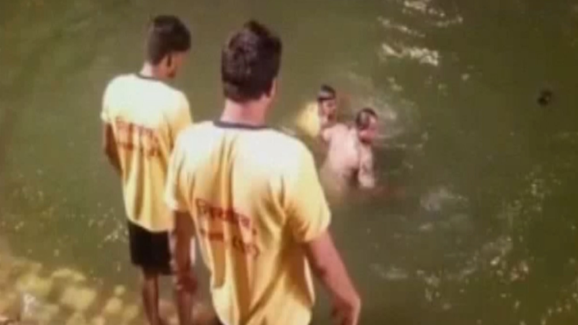 Mumbai youngsters attempt to drown cop in a pond &nbsp;(Photo: ANI Screengrab)