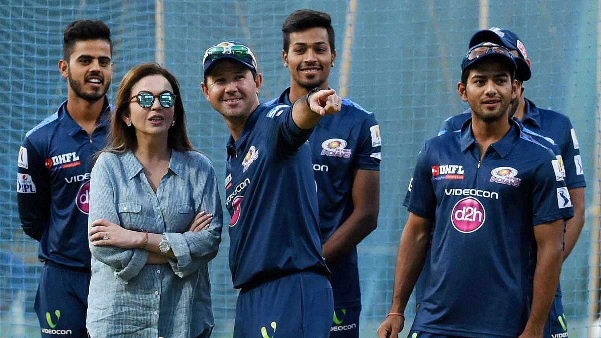 Former Australian skipper Ricky Ponting with the owner of Mumbai Indians Nita Ambani and the team. (Photo: AP)