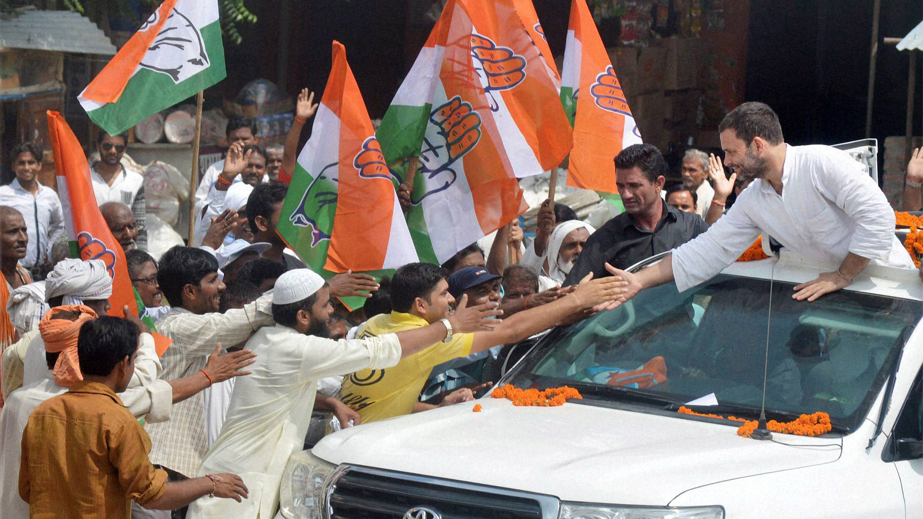 Congress Vice President Rahul Gandhi meeting supporters during his Kisan Yatra in Basti on Thursday. (Photo: PTI)&nbsp;