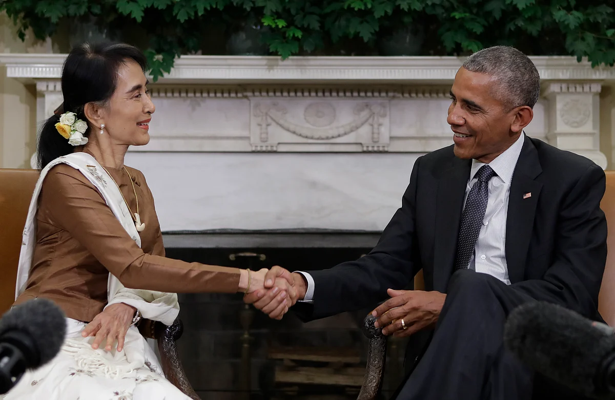 Barack Obama shakes hands with Aung San Suu Kyi as they speak to media at the conclusion of a meeting in the Oval Office of the White House in Washington, Wednesday, 14 Sept 2016. (Photo: AP) 